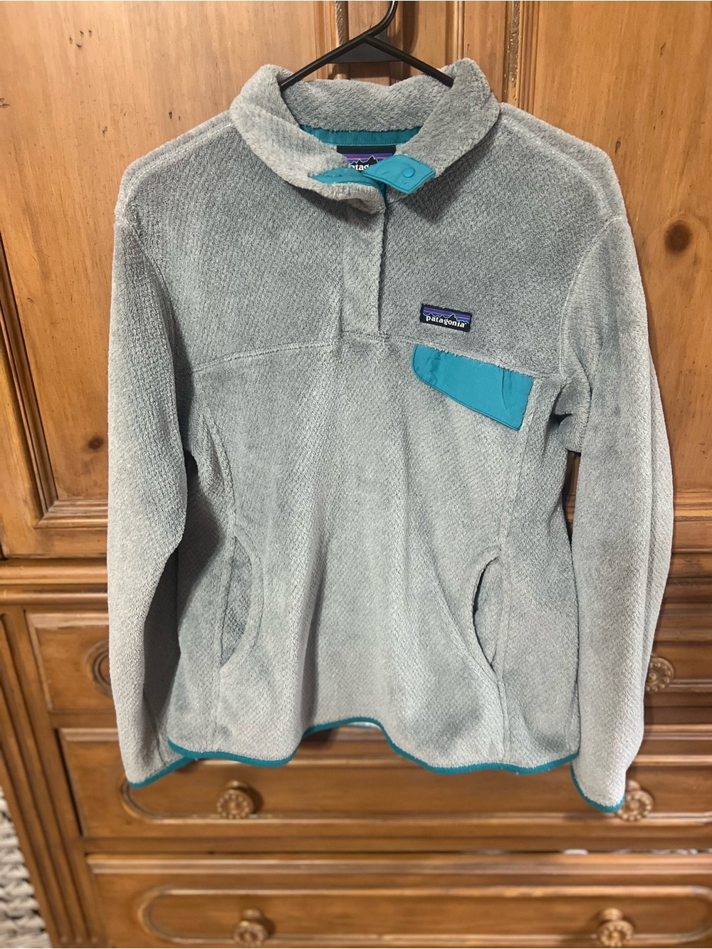 Patagonia Light Gray Fleece Pullover with Teal Accents